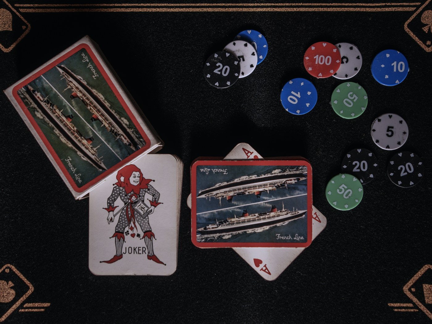Stół do blackjacka z kartami, żetonami i dłonią gospodarza