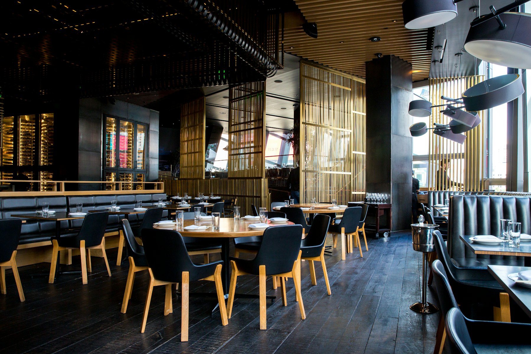 Główny salon restauracji z granatowymi fotelami i srebrnymi detalami